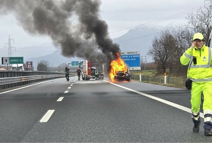 Auto prende fuoco sul raccordo Torino - Pinerolo: traffico in tilt Auto prende fuoco sul raccordo Torino - Pinerolo: traffico in tilt