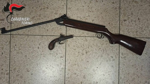 La refurtiva e le armi recuperate dai carabinieri La refurtiva e le armi recuperate dai carabinieri