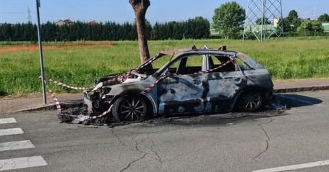 Quel che resta dell'auto bruciata in via Deledda a Nichelino Quel che resta dell'auto bruciata in via Deledda a Nichelino