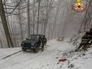 Mattie, auto resta bloccata dalla neve lungo un sentiero tortuoso: decisivo l'intervento dei pompieri