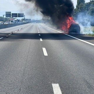Auto in fiamme lungo la tangenziale di Torino