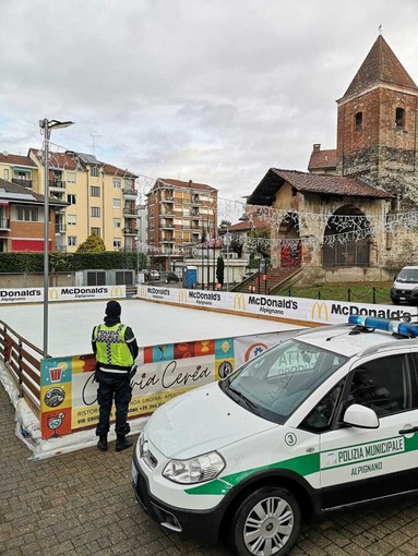 La pista da pattinaggio ripristinata dopo il danneggiamento La pista da pattinaggio ripristinata dopo il danneggiamento