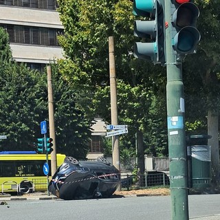 Una immagine dell'auto che si è ribaltata in corso Agnelli