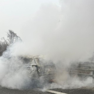 Fortunatamente non si registrano feriti: sul posto pompieri e Polizia Autostradale