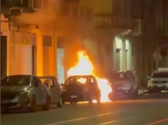 Un'auto esplode nella notte, momenti di paura in via Di Nanni