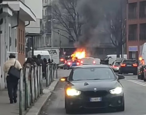 Una immagine del furgoncino che ha preso fuoco