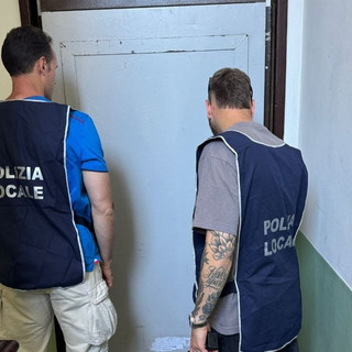 La Polizia Locale recupera una casa popolare occupata abusivamente dai rom La Polizia Locale recupera una casa popolare occupata abusivamente dai rom