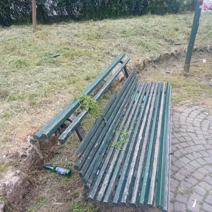 Raid vandalico ai giardini Don Giussani, ripristino delle panchine entro fine giugno Raid vandalico ai giardini Don Giussani, ripristino delle panchine entro fine giugno
