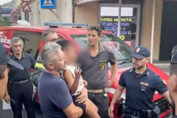 Il momento del ritrovamento del piccolo Allen (foto AdnKronos)