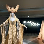 Gli abiti delle star e delle storie da sogno alla Reggia di Venaria