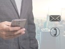 persona con un cellulare in mano