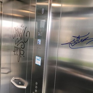 Imbrattato e vandalizzato l'ascensore panoramico di Moncalieri