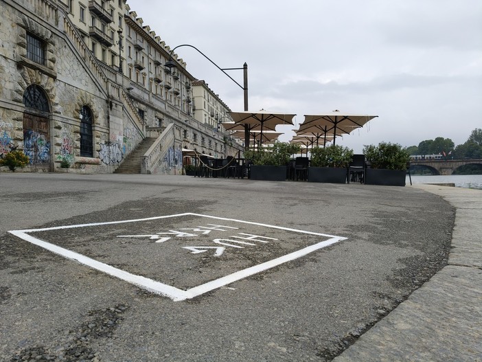 Ai Murazzi è comparso uno spazio per gli abbracci