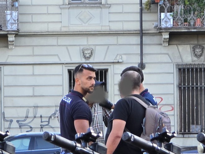 Arresto in strada a Regio Parco: la polizia blocca un uomo in mezzo ai passanti