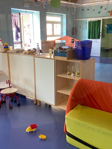 aula d'asilo con mobili e giocattoli