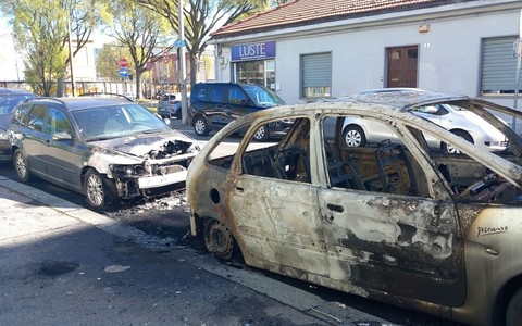 Auto bruciate in zona Aeronautica