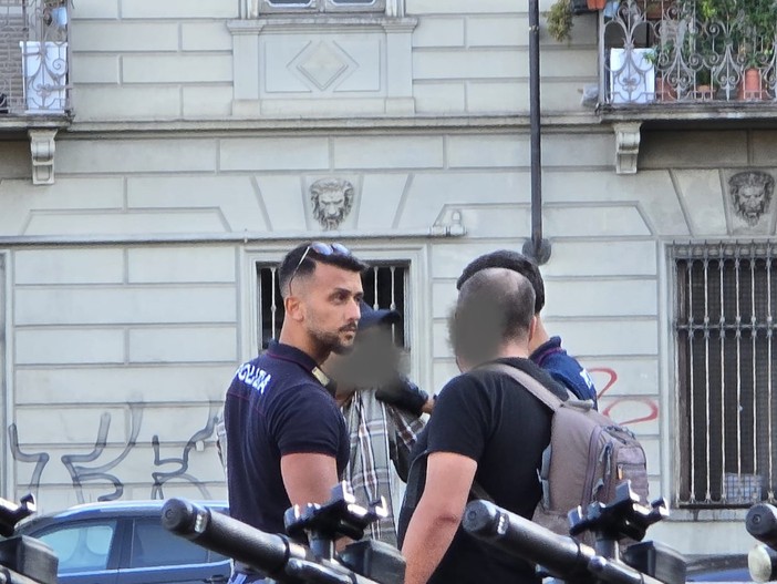 Arresto in strada a Regio Parco: la polizia blocca un uomo in mezzo ai passanti