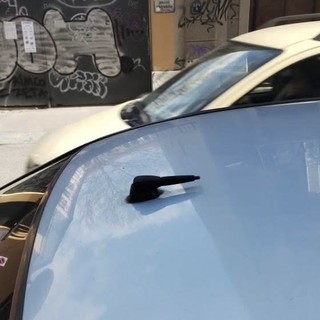 Notte da dimenticare, i soliti vandali spaccano le antenne della auto in sosta