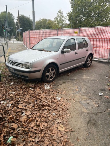 Auto abbandonata piazza Gottardo