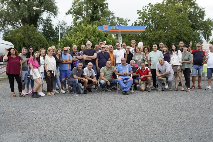 Festa con amici e clienti per Antonio De Luca, benzinaio che va in pensione