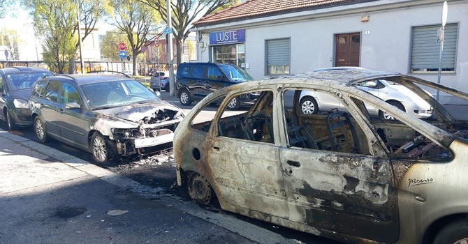 Auto bruciate in zona Aeronautica