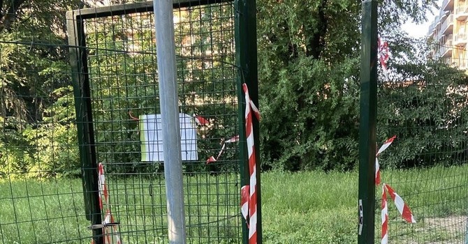 Non c’è pace per l’area cani ai giardini Cavallotti, gli incivili strappano i sigilli