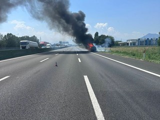 Auto in fiamme lungo la tangenziale di Torino Auto in fiamme lungo la tangenziale di Torino