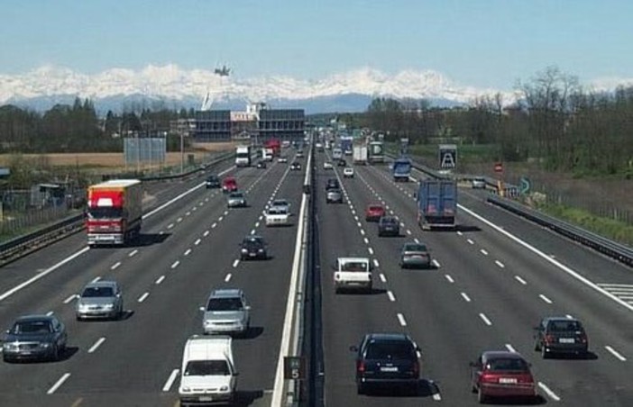 Sabato sfalcio dell'erba sul raccordo autostradale “Torino-Caselle”