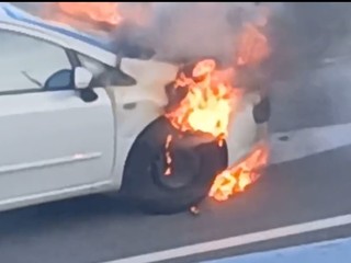 Un'auto in fiamme a Beinasco