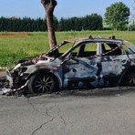Quel che resta dell'auto bruciata in via Deledda a Nichelino