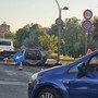 Auto distrutta dalle fiamme a Torino nord: pompieri in azione