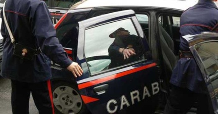 Maltratta l'anziana madre e poi oppone resistenza ai carabinieri: 36enne arrestato