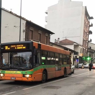 Un autobus della linea 39 in transito a Nichelino