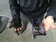 guanto bionico controllato da uno smartphone