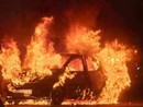 Auto in fiamme a Moncalieri, la sosta selvaggia rallenta l'arrivo dei pompieri Auto in fiamme a Moncalieri, la sosta selvaggia rallenta l'arrivo dei pompieri