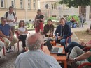 sindaco e altre persone nell'aiuola