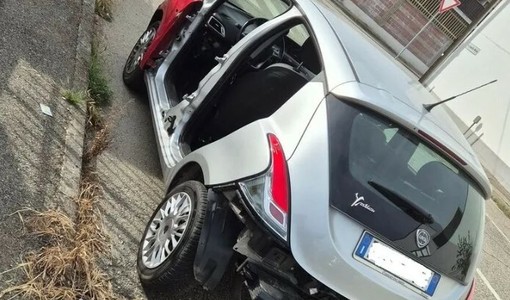 Alla Lancia Y portate via portiere e il parafango posteriore