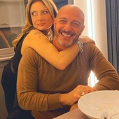 uomo che sorride abbracciato da una donna uomo che sorride abbracciato da una donna