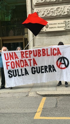 Gli antimilitaristi protestano di fronte alla sede degli Alti Comandi di Torino Gli antimilitaristi protestano di fronte alla sede degli Alti Comandi di Torino