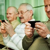 anziani con lo smartphone in mano