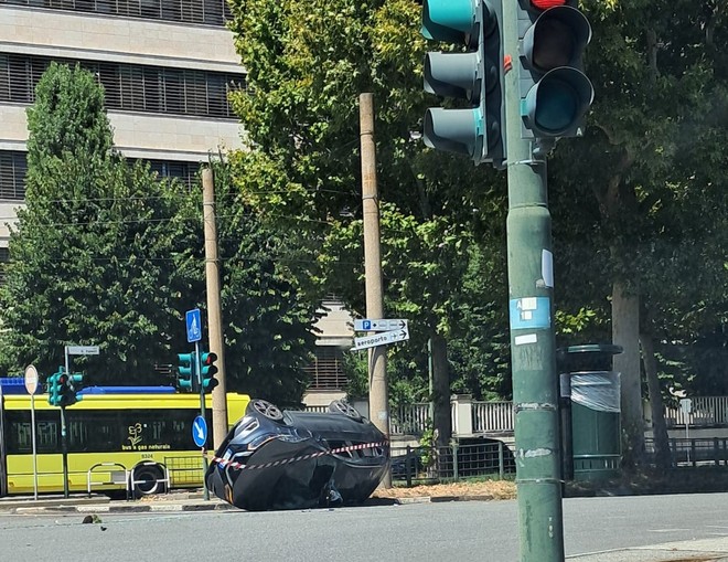 Una immagine dell'auto che si è ribaltata in corso Agnelli