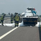 Carro attrezzi prende fuoco sul raccordo Torino-Pinerolo: l'intervento dei pompieri