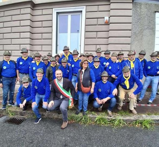 Il gruppo alpini di Borgaretto e il sindaco Cannati