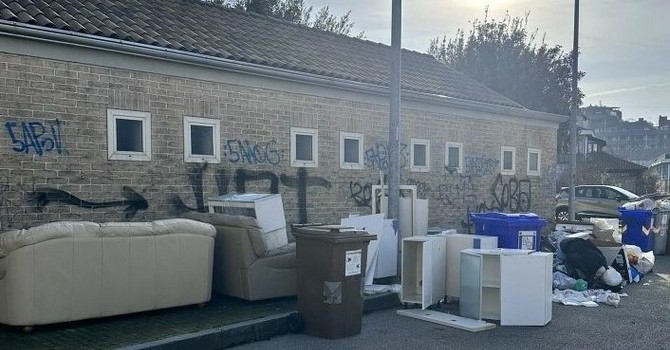 Lasciati divani, mobili, cornici e ogni genere di spazzatura