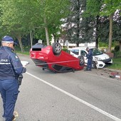 Alfa Romeo ribaltata dopo un brutto incidente: attimi di paura a Nichelino