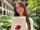 L'autrice con il suo libro