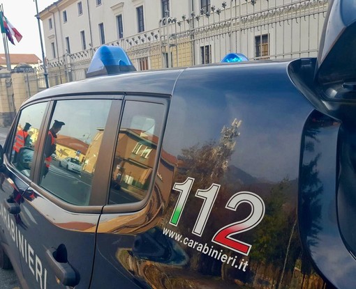 Gravere, vede i carabinieri e prova a disfarsi di una dose di crack: arrestato