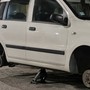 L'auto derubata delle gomme a Nichelino L'auto derubata delle gomme a Nichelino