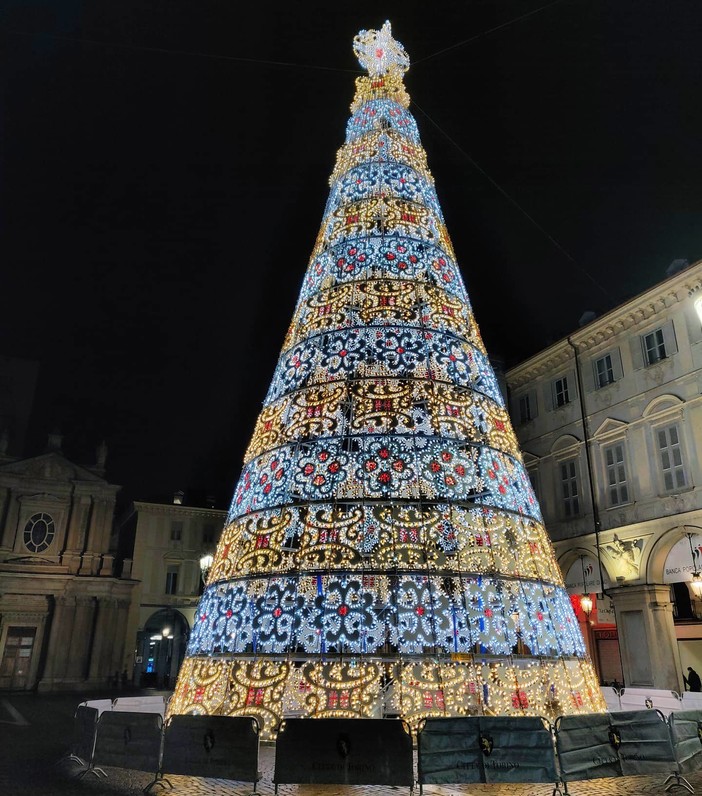Illuminato l'albero di Natale in piazza San Carlo, Appendino: &quot;Segno di speranza, ora rispettiamo le regole&quot;