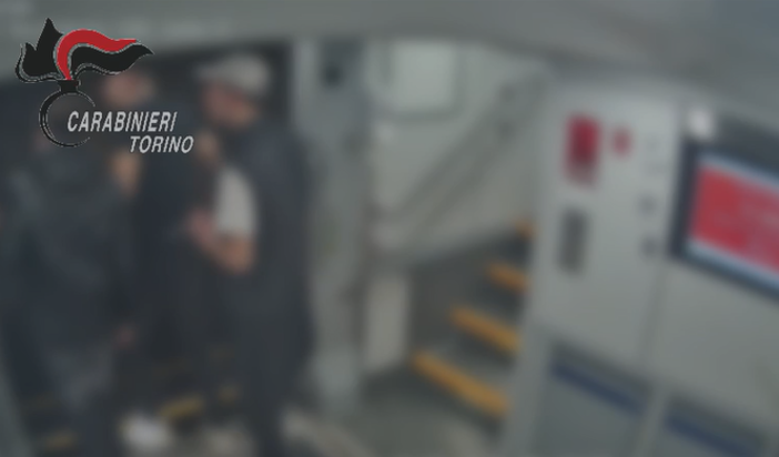Un fotogramma dell'aggressione sul treno Torino-Bardonecchia